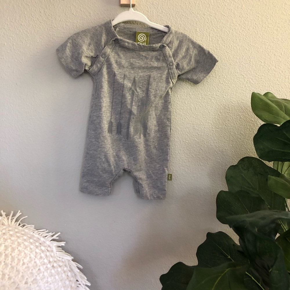 Nui arrow short onesie